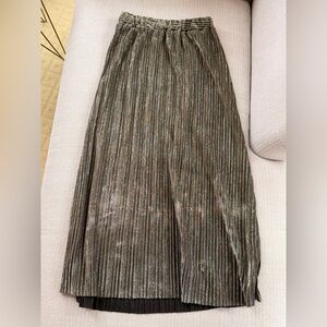 Chic Golden Bronze Metallic Pleated Midi Skirt with elastic waist